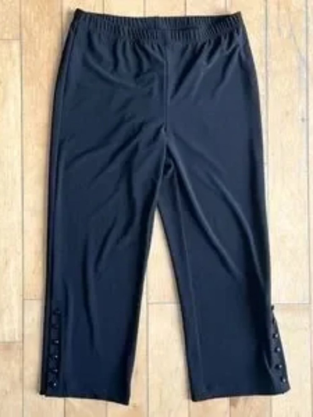 Frank Lyman Design Black Button-Accent Capri Pants Size 4